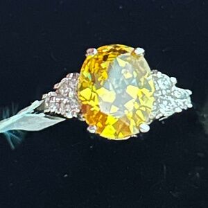 RING, OVAL FACETTED YELLOW CUBIC ZIRCONIA IN STERLING SILVER, 3 SIDESTONES EACH